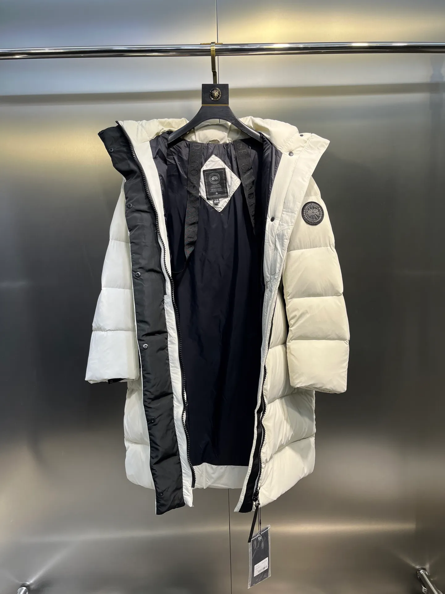 P1100 Canada Goose 🌟Canada Goose🇨🇦 Unisex down jacket, couple style, imported 90% duck down, collar is Canadian wild coyote hair, checkered double-layer inner liner with no velvet, thick velvet filling, level 5 cold protection, only one goose is needed to prevent freezing in winter, the stitching is perfect! I will buy another version this year, all accessories and materials will follow the original size: xs-xxl